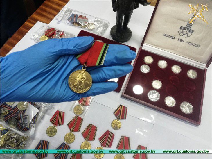 Украинцы хотели вывезти из Беларуси монеты, медали и янтарь