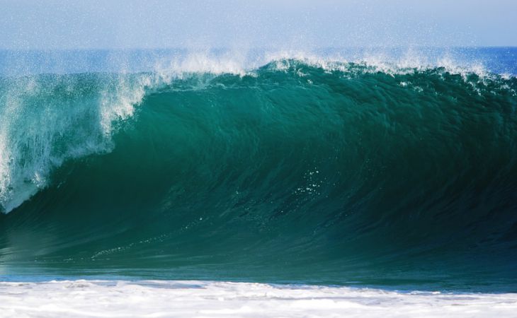 Гигантская волна искалечила девушку во время фотосессии на Бали