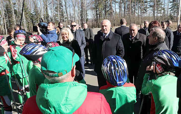 Лукашенко побывал на лыжероллерной трассе, где дети раньше занимались в дырявых ботинках