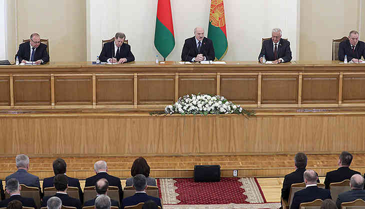 Лукашенко поручил взять на контроль вопросы цен и уровня зарплат