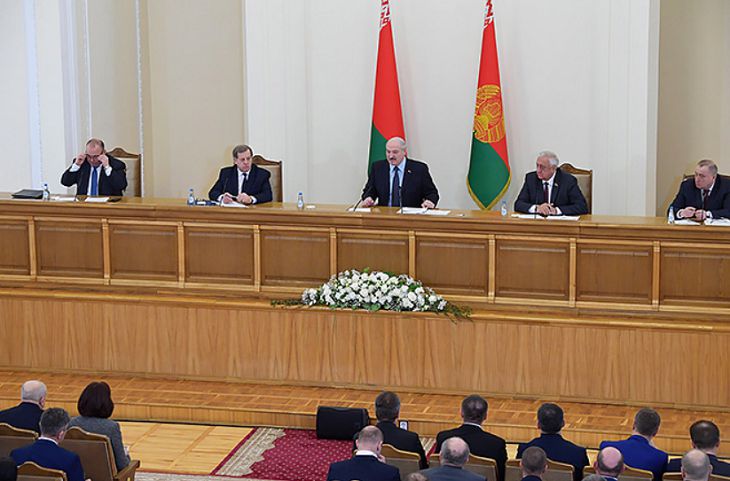 Лукашенко посоветовал чиновникам каждый вечер проходить пешком по пять километров