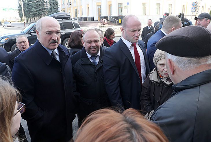 Лукашенко обсудил с жителями Барановичей цены, зарплаты и пенсии