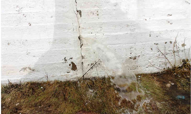 В Витебске из бетона бьёт фонтан – весенние воды раскололи набережную