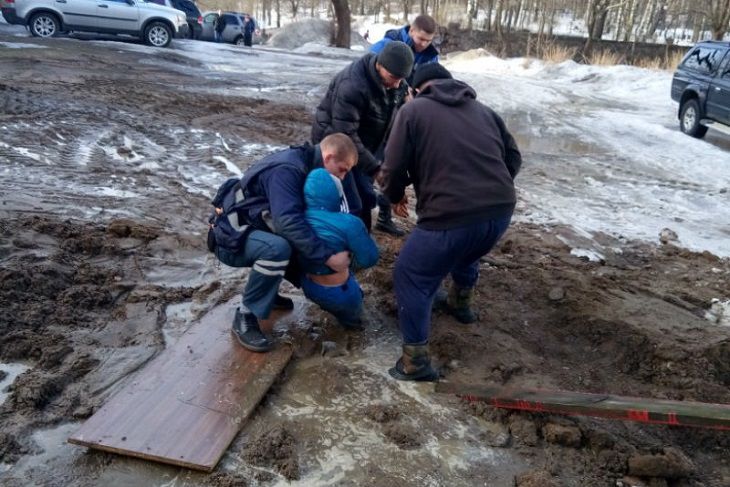 Школьника засосало в яму с грязью во дворе дома