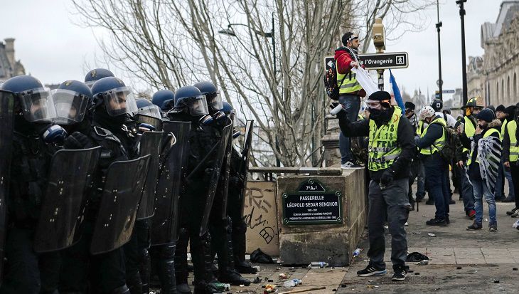 Во Франции возобновились протесты «желтых жилетов»