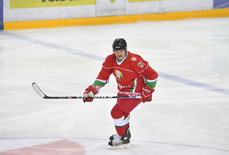 Хоккейная команда Лукашенко вышла в плей-офф любительского турнира