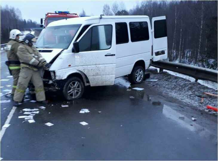 В России белорусский микроавтобус врезался в ограждение, есть пострадавшие