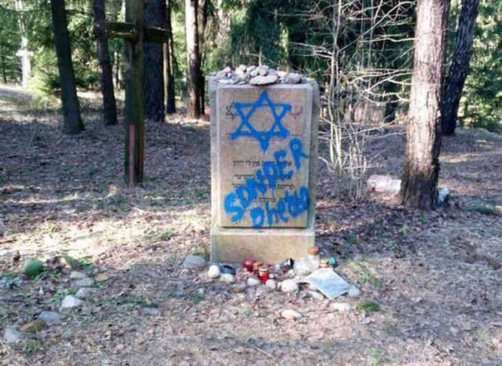 Вандалы разрисовали памятники в Куропатах Вандалы разрисовали памятники в Куропатах