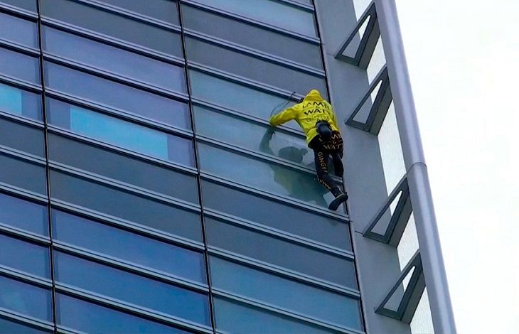 Французский «человек-паук» взобрался на небоскреб в Париже