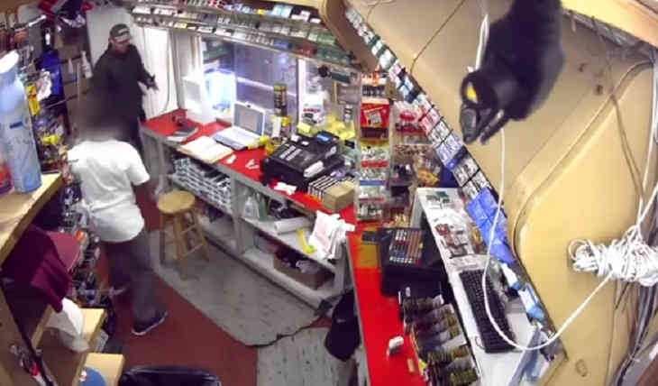 Парочка хотела ограбить магазин в США, но получила мощный отпор Парочка хотела ограбить магазин в США, но получила мощный отпор