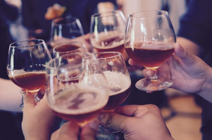Ученые озвучили возраст, после которого алкоголь становится менее вредным
