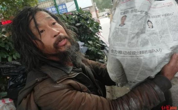 Начитанный китайский бездомный стал звездой интернета