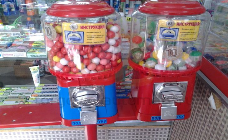 В Речице безработный украл аппарат со жвачками: деньги пропил, а жвачки раздал детям
