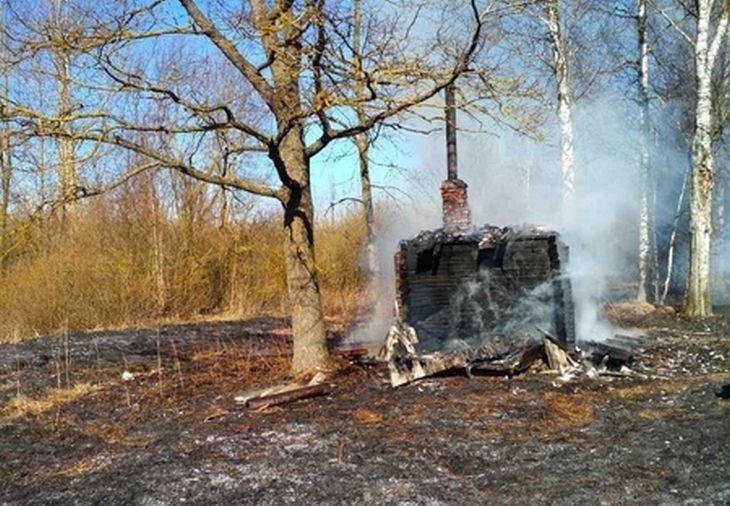 В Глубокском районе подожгли траву, а сгорела баня