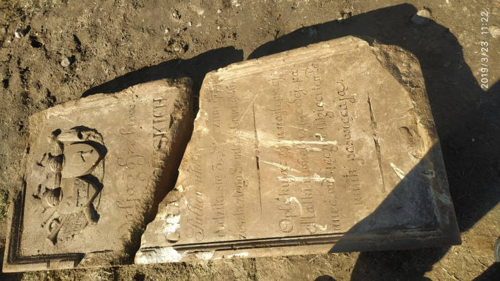 Надгробную плиту и человеческие останки 19 века нашли в Каменецком районе