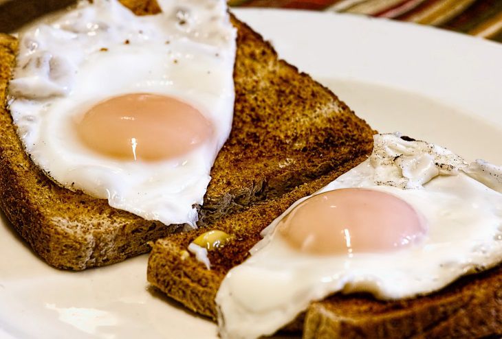 Специалисты рассказали, чем вредна яичница на завтрак