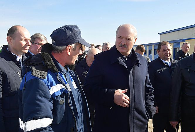 Лукашенко: мы не можем бросить убыточные хозяйства и работающих там людей