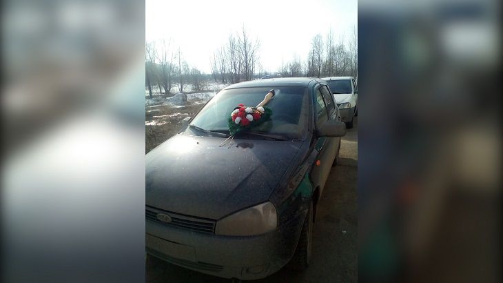 Коллекторы воткнули топор с похоронным венком в авто должника Коллекторы воткнули топор с похоронным венком в авто должника