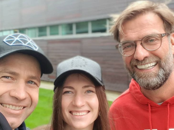 Домрачева и Бьорндален посетили тренировку «Ливерпуля» и пообщались с Юргеном Клоппом