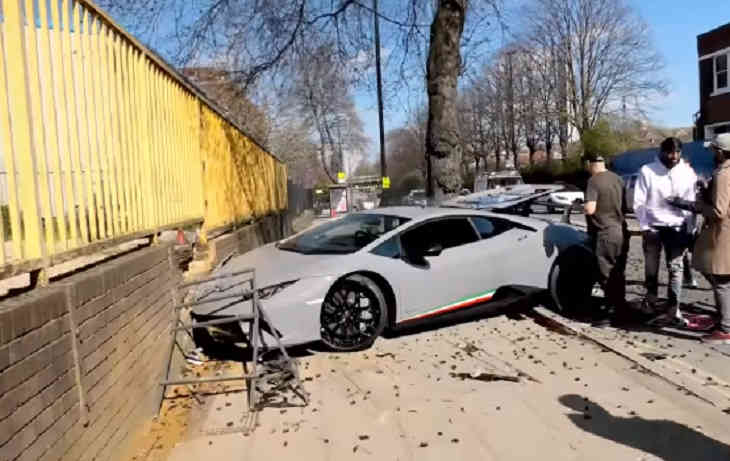 Владелец нового Lamborghini разбил авто сразу же после покупки