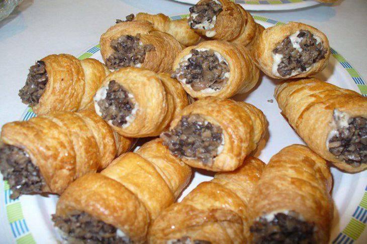 Слоеные трубочки с мясной начинкой Слоеные трубочки с мясной начинкой