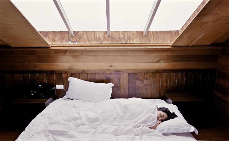 Редкое заболевание вынуждает британку спать 22 часа в сутки