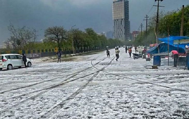 На столицу Индии обрушился мощный ливень с градом На столицу Индии обрушился мощный ливень с градом