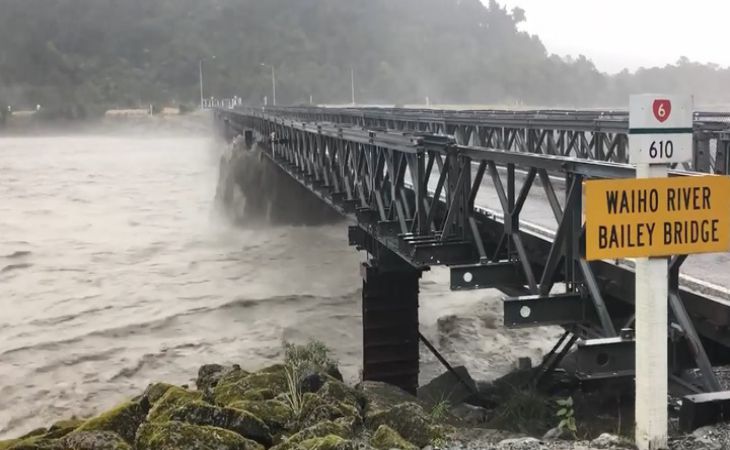Сильный шторм смыл бетонный мост в Новой Зеландии