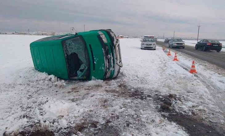 В Лельчицком районе микроавтобус съехал в кювет и перевернулся, пассажирка в больнице