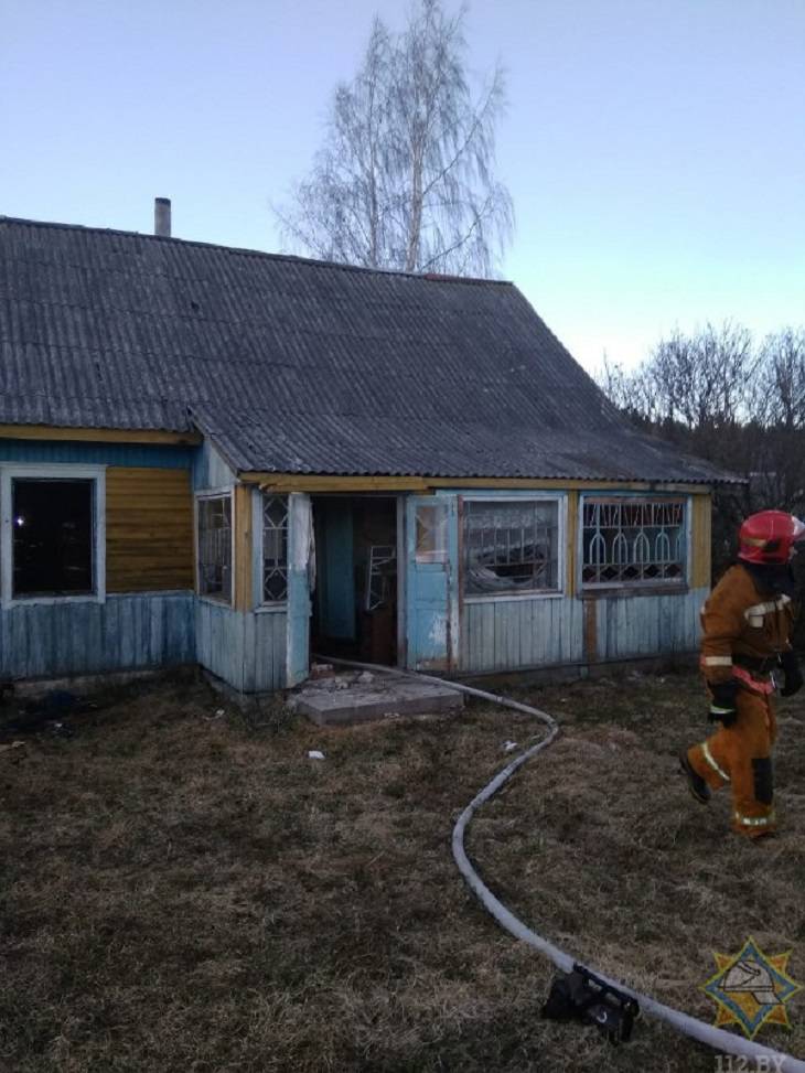 В Вилейском районе мужчина самостоятельно тушил дом и получил ожоги