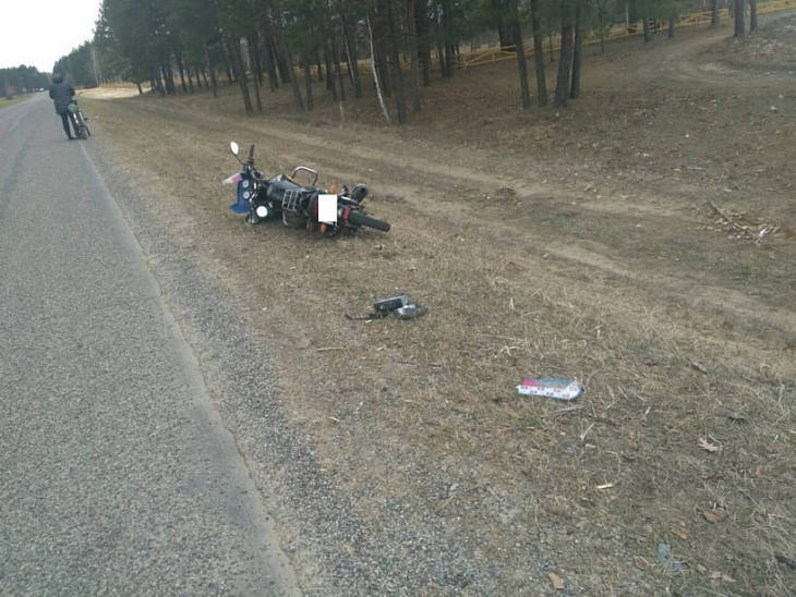 В Брагинском районе бесправник на мотоцикле опрокинулся и пострадал