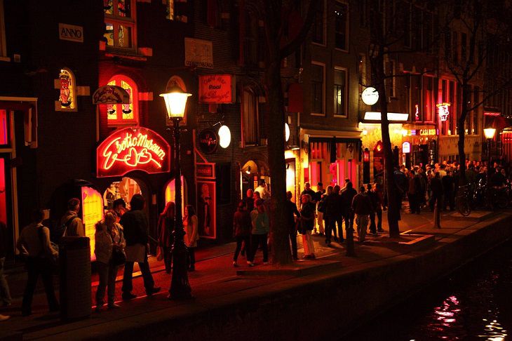 В Амстердаме реформируют знаменитый «квартал красных фонарей»