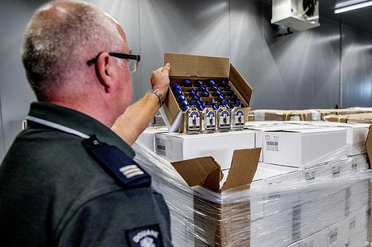 В Нидерландах таможня изъяла 90 тысяч бутылок русской водки «для Ким Чен Ына»