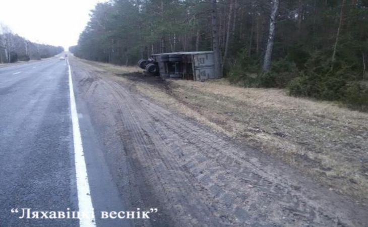 В Ляховичском районе во время движения от грузовика отцепился прицеп, водитель скрылся