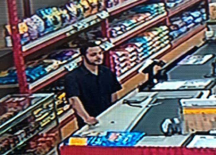 Вор похитил змею длиною больше метра и спрятал её в штанах Вор похитил змею длиною больше метра и спрятал её в штанах