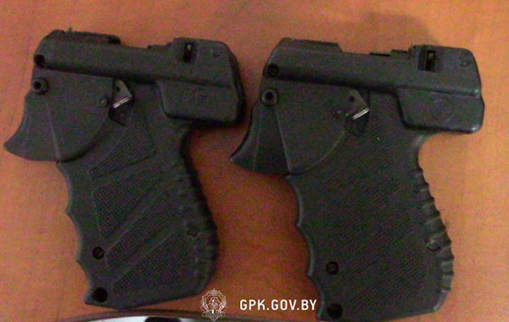 У россиянина на границе нашли два аэрозольных пистолета с патронами