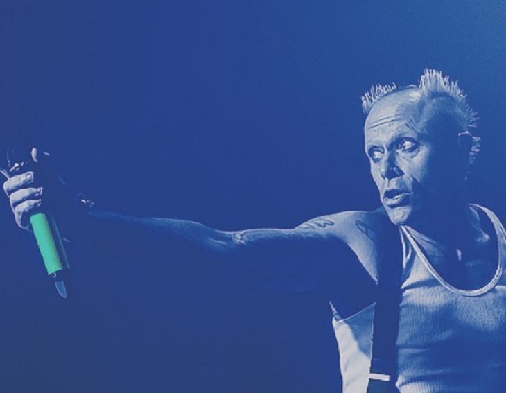 Вокалиста The Prodigy похоронили под песни фанатов