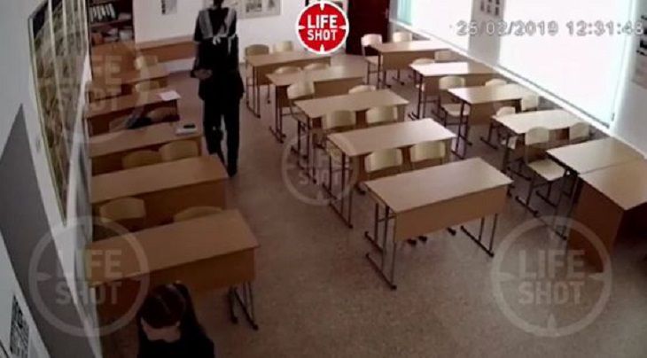 Педагог-депутат домогался школьницу 