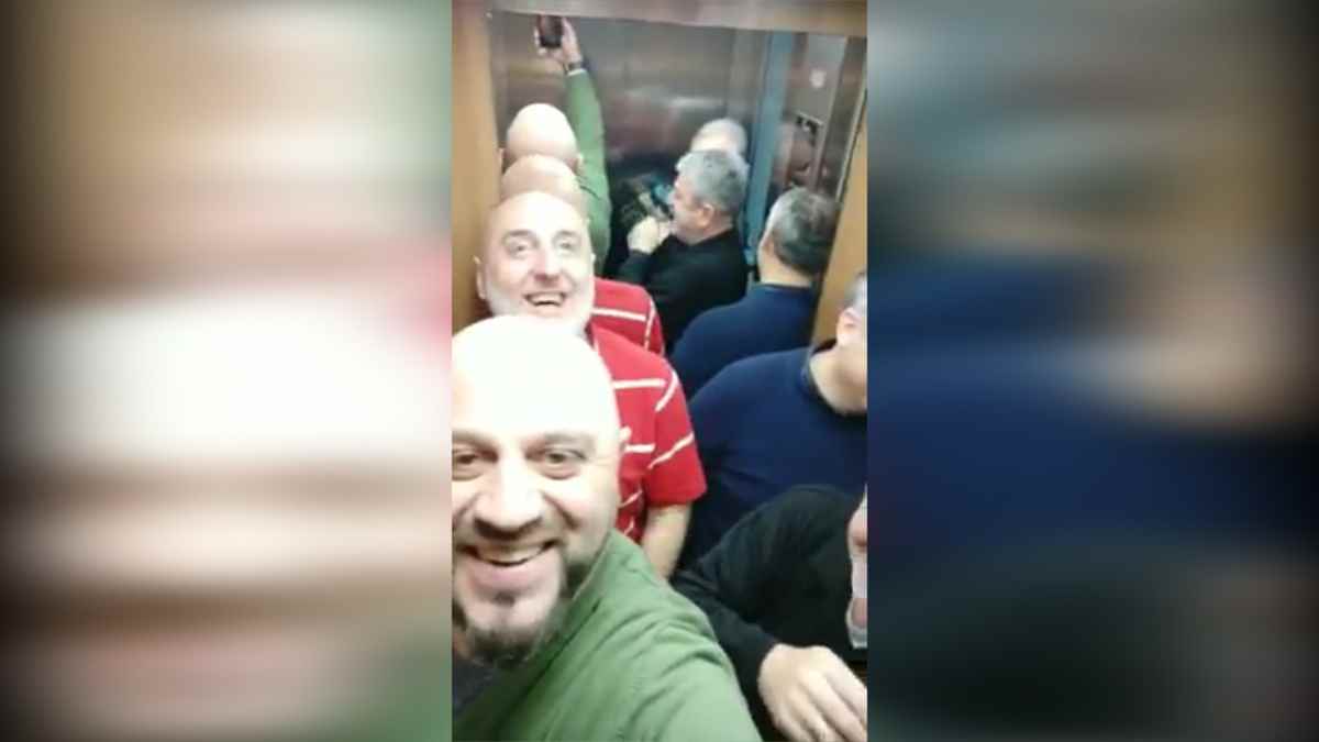 Застрявшие в лифте мужчины взорвали интернет своей песней
