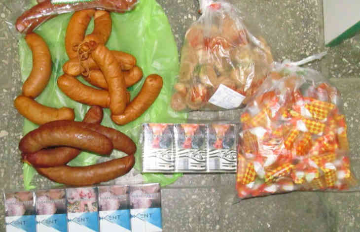 В Ушачском районе вор обесточил магазин, пролез внутрь и украл колбасу в полной темноте