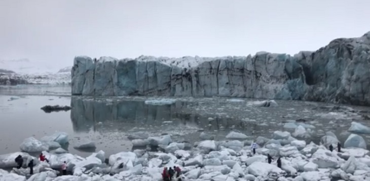 Обвал ледника едва не смыл туристов в океан
