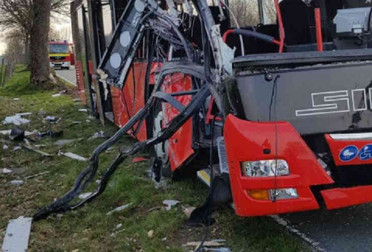 Школьный автобус разбился на западе Германии