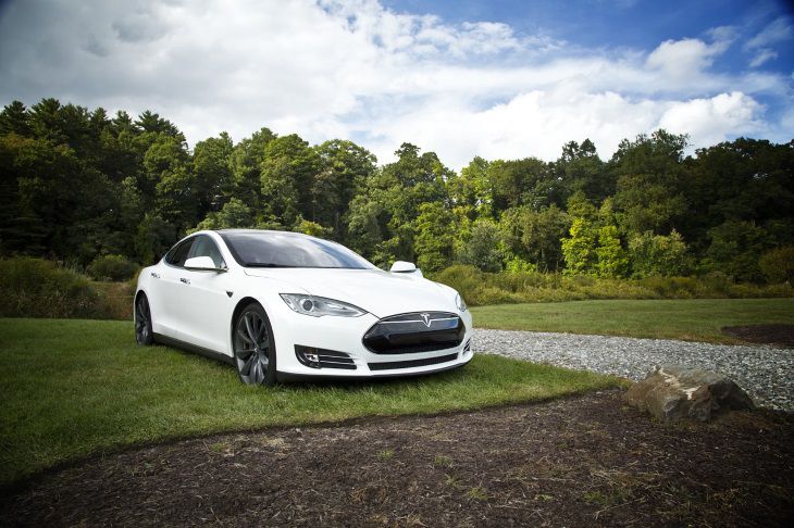 Автопилот Tesla удалось взломать с помощью наклеек на дороге