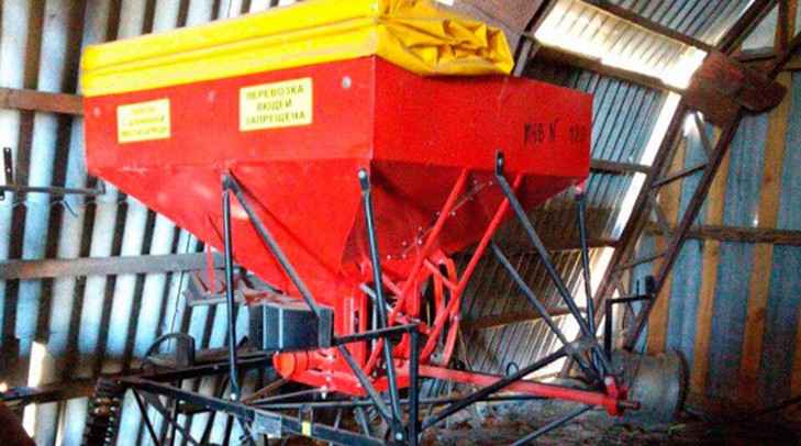 В хозяйстве Ивьевского района милиционеры нашли простоявший 8 лет без дела разбрасыватель