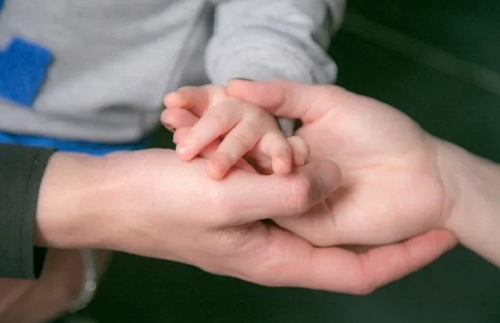 Мужчины-близнецы отказались признаться, кто из них отец ребенка. Платить алименты будут оба