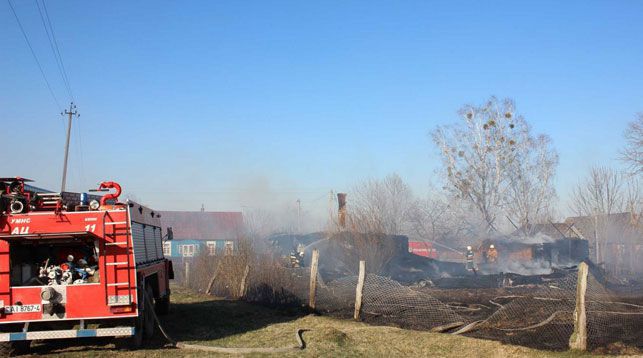 Под Новогрудком сжигали мусор. Сгорело три дома