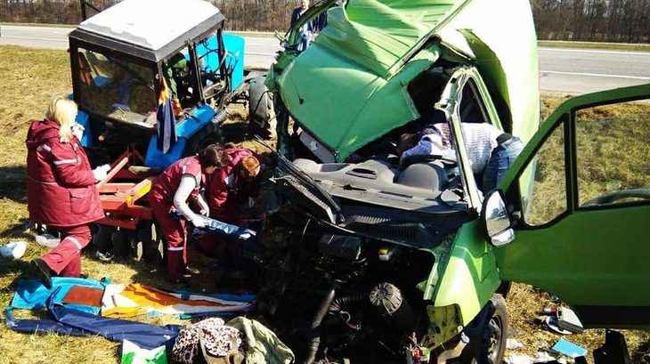Микроавтобус столкнулся с трактором на трассе под Барановичами, пострадали три человека