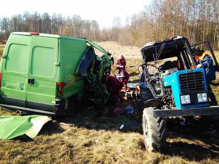 Микроавтобус столкнулся с трактором на трассе под Барановичами, пострадали три человека