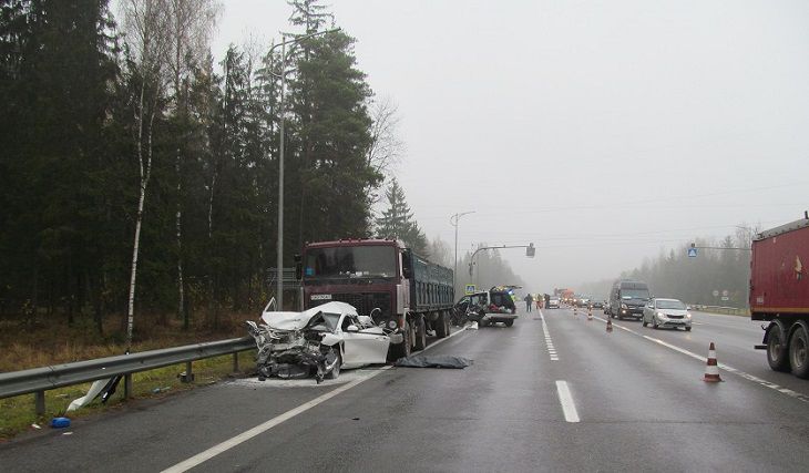 Смертельное ДТП с погибшим пешеходом на трассе М1. Почему случилось и кого обвиняют Смертельное ДТП с погибшим пешеходом на трассе М1. Почему случилось и кого обвиняют