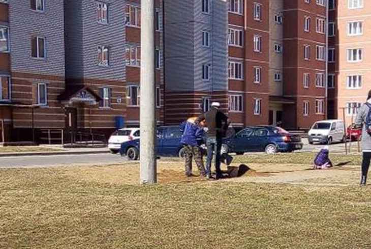 В Горках рабочие взяли песок для стройки из детской песочницы В Горках рабочие взяли песок для стройки из детской песочницы